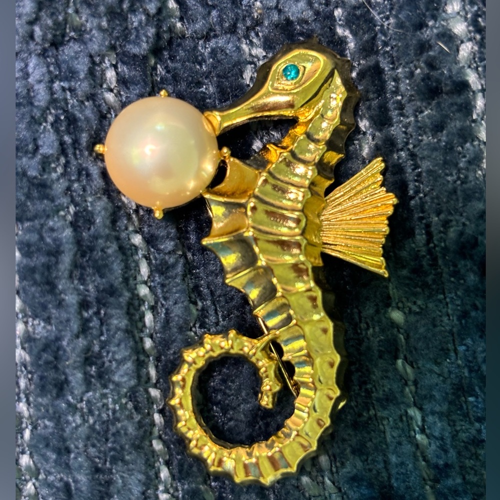 MINT TRIFARI SEAHORSE GOLD BROOCH WITH PEARL BUBBLE AND GREEN EYE